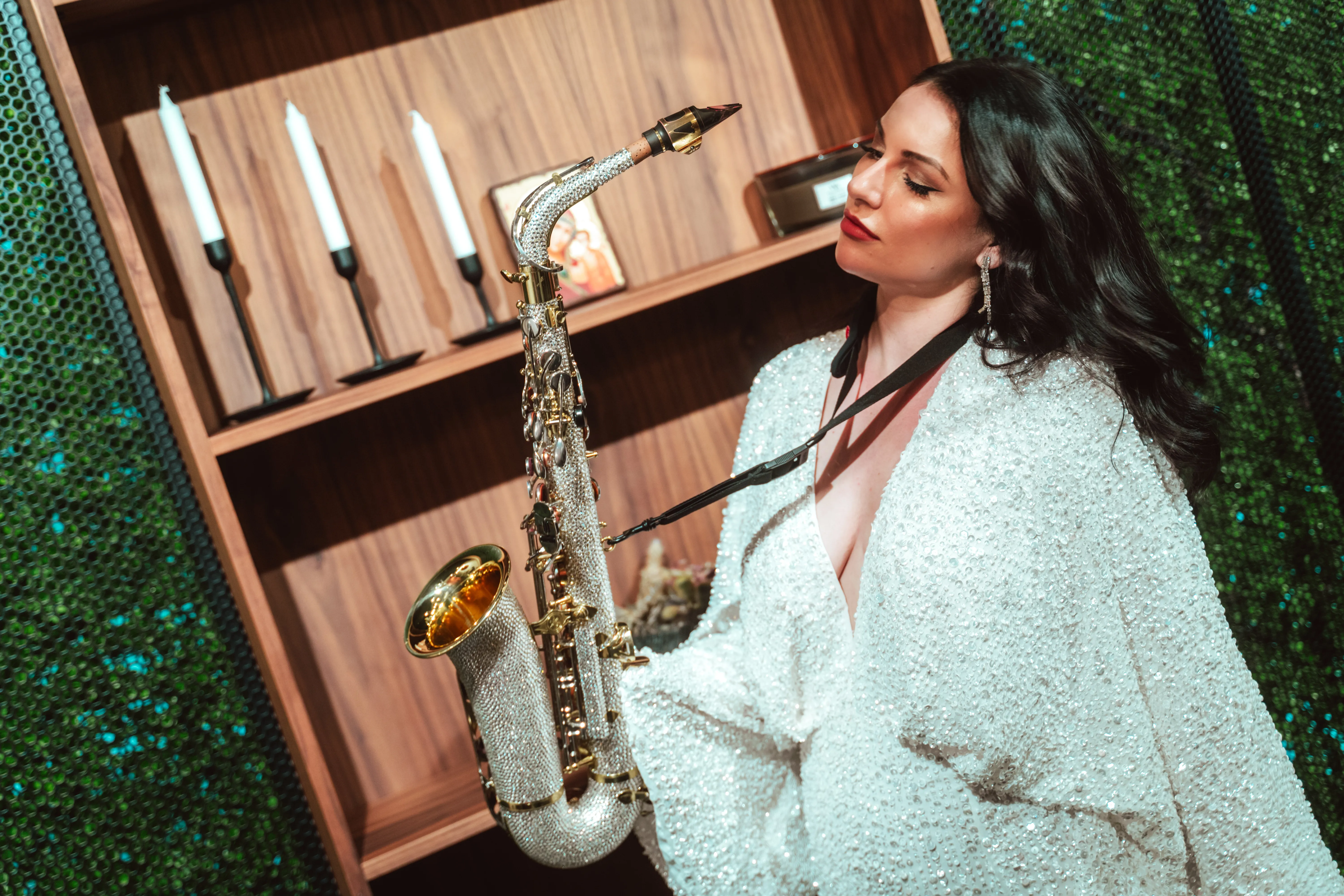 Снимка на жена със саксофон KristinSAX